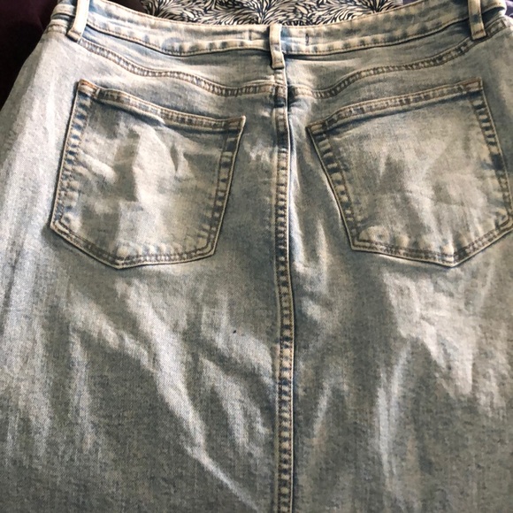 Like-new Loft light denim skirt - Picture 3 of 3
